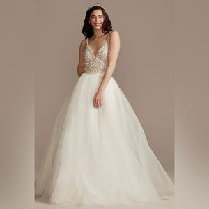 DB Studio
30 yards of tulle
Back zipper, fully lined, small train
Size 14